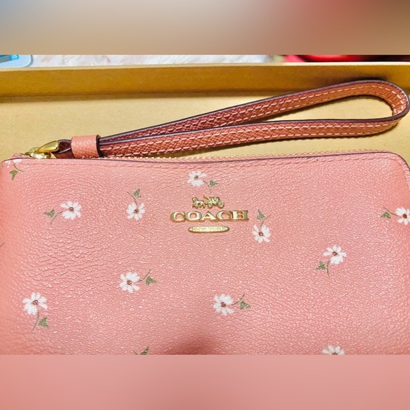 NWOT Coach Wristlet Wallet Pink Gold With Floral Print MSRP $125 - Picture 2 of 4